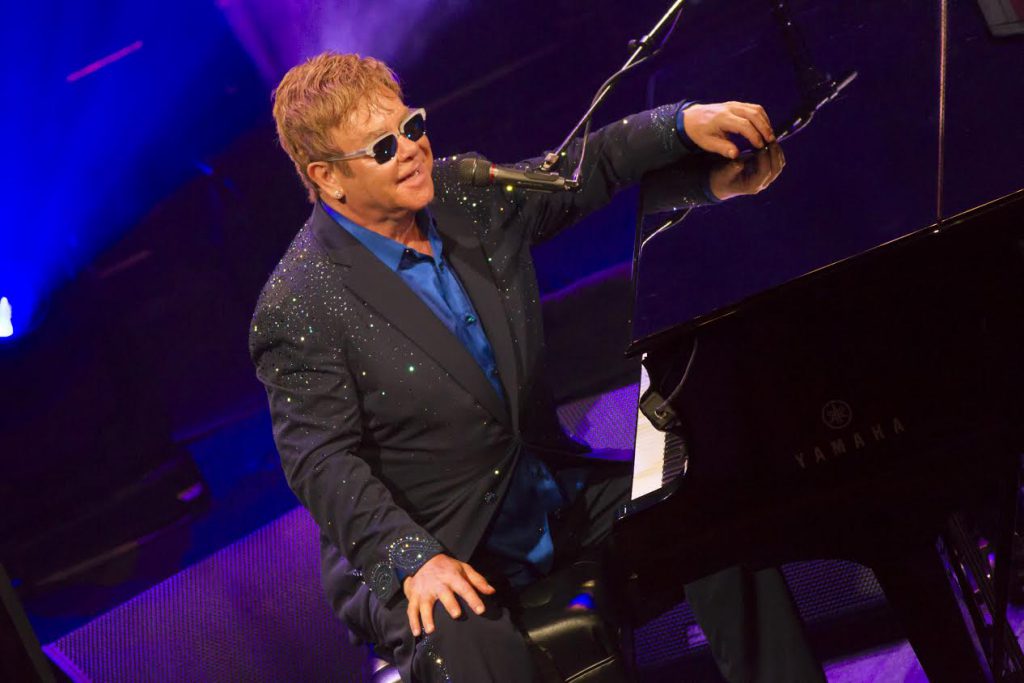 Elton John au piano @YCM
